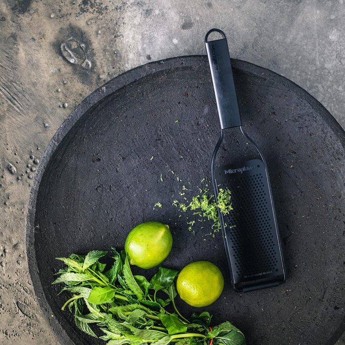 Терка кухонна Microplane Fein з нержавіючої сталі, Made in USA, для пармезану, цитрусових, часнику, чилі та твердих спецій, серія Black Sheep, чорна, тонка леза
