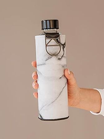 Велика пляшка для пиття EQUA з кришкою з імітації шкіри 750 мл, виготовлена з боросилікатного скла, не містить бісфенолу А та герметична. (Сірий/Білий)