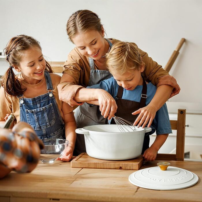 Чавунна каструля-гульяш Overmont з емалевим покриттям, 26 см, 5.2 л, перламутрово-біла, з кришкою та кулінарною книгою, підходить для духовки