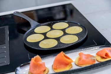 Каструля для міні-млинців KitchenCraft з чавуну, підходить для духовки, 7 порцій по 6,5 см, універсальна для всіх плит, 24x37,5 см