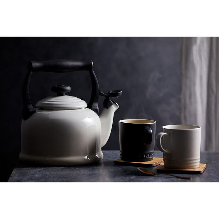 Емальований чайник Le Creuset Tradition, сталевий, 2.1 л, колір Meringue