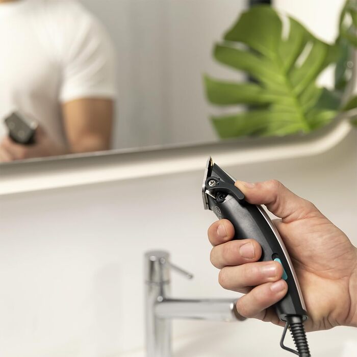 Машинка для стрижки волосся Cecotec Bamba PrecisionCare Wet&Dry з нержавіючої сталі з титановим покриттям, акумуляторна, до 120 хв роботи, довжина зрізу 0,5-30 мм, 8 насадок, професійна, для вологого та сухого використання