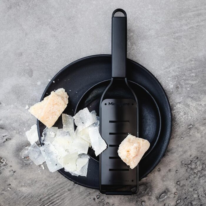 Терка кухонна Microplane Grob з нержавіючої сталі, Made in USA, для сиру, моркви, імбиру, кокосу та хріну, серія Black Sheep (чорна, велика)
