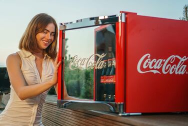Міні-холодильник Coca-Cola °CUBES з скляними дверцятами | Холодильник для напоїв 48L, тихий та енергоефективний, ідеальний для офісу, вечірок та дому | 5-15°C, Червоний