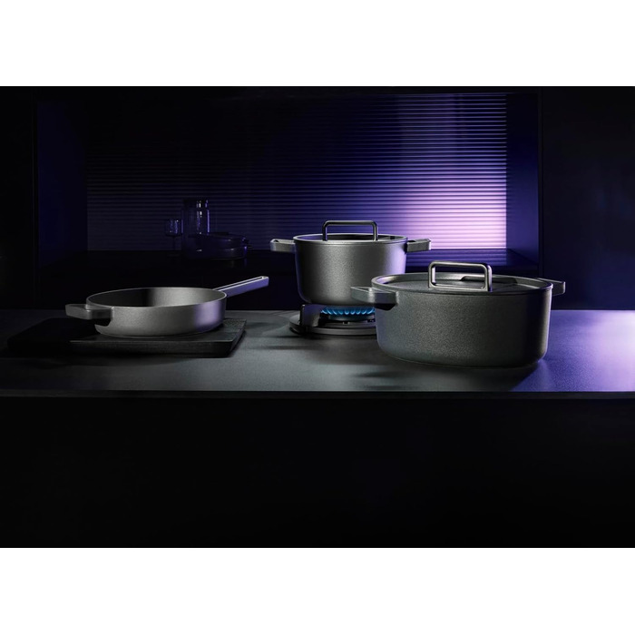 Жаровня WMF Flavour 24 см з чавуну, емальована, для індукції, чорна, з кришкою з конденсаційними виступами, сучасний дизайн
