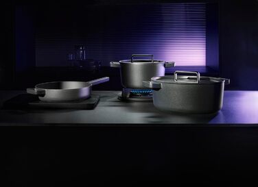 Жаровня WMF Flavour 24 см з чавуну, емальована, для індукції, чорна, з кришкою з конденсаційними виступами, сучасний дизайн