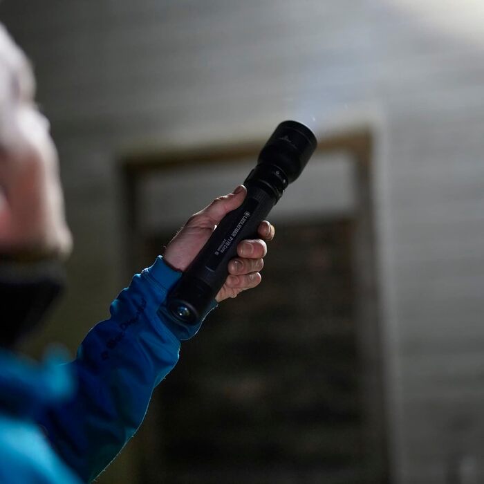 Ліхтарик Ledlenser P17R Core, 1200 лм, акумуляторний, LED, фокусування, 560 м, до 200 годин, магнітна зарядка, станція