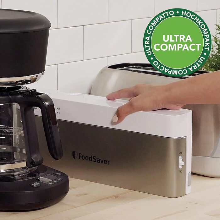 Компактний вакууматор FoodSaver VS0100X з ручним пристроєм для вакуумування, сріблястий (1 рулон та 4 пакети в комплекті)