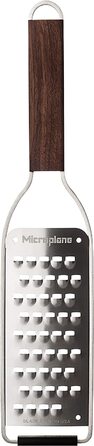 Терка кухонна Microplane Master Series з дуже грубим лезом для картоплі, цукіні, моркви, яблук, капусти та сиру, з ручкою з горіхового дерева, нержавіюча сталь, вироблено в США