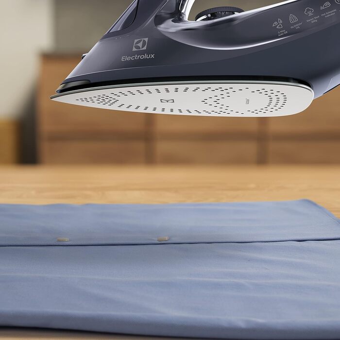 Праска Electrolux Refine 600 E6SI1-4MN, парова, 2500 Вт, автоматичне вимкнення, антипригарна підошва, самоочищення, захист від капання, 2 м кабель, синя
