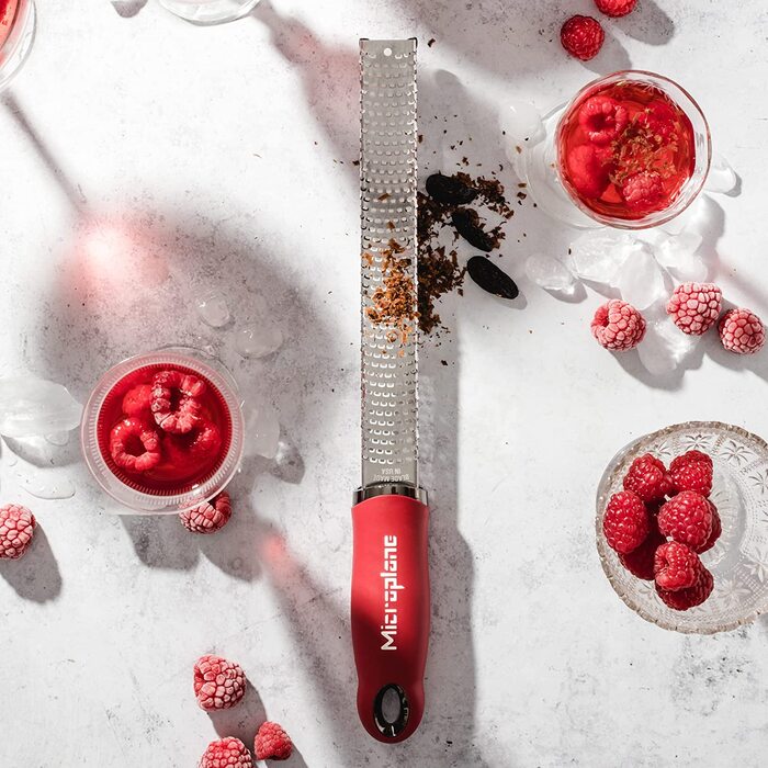 Терка Microplane Zester гранатово-червона для цитрусових, пармезану, імбиру, шоколаду та мускатного горіха, нержавіюча сталь, 325x35x30 мм, вироблено в США