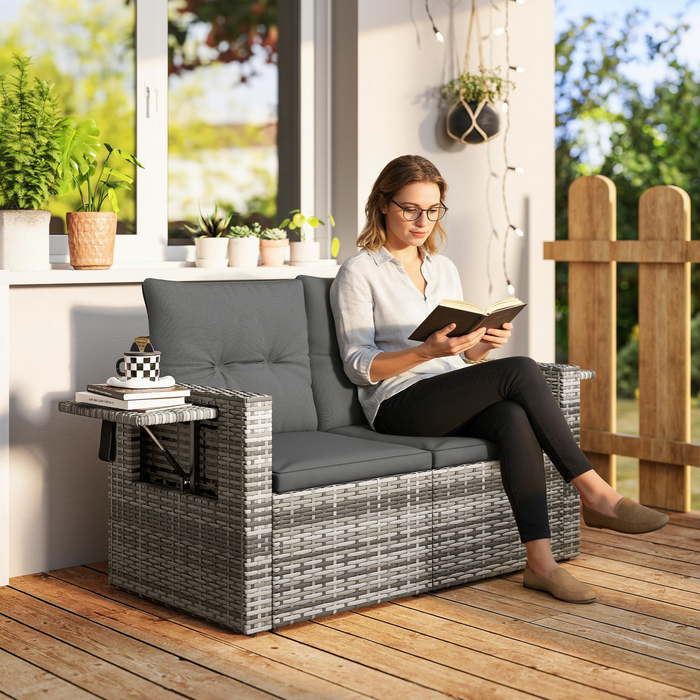 Двомісний ротанговий диван з подушками та відкидними бічними столиками. Ідеальний для відпочинку та створення затишної зони відпочинку. Колір: світло-сірий.