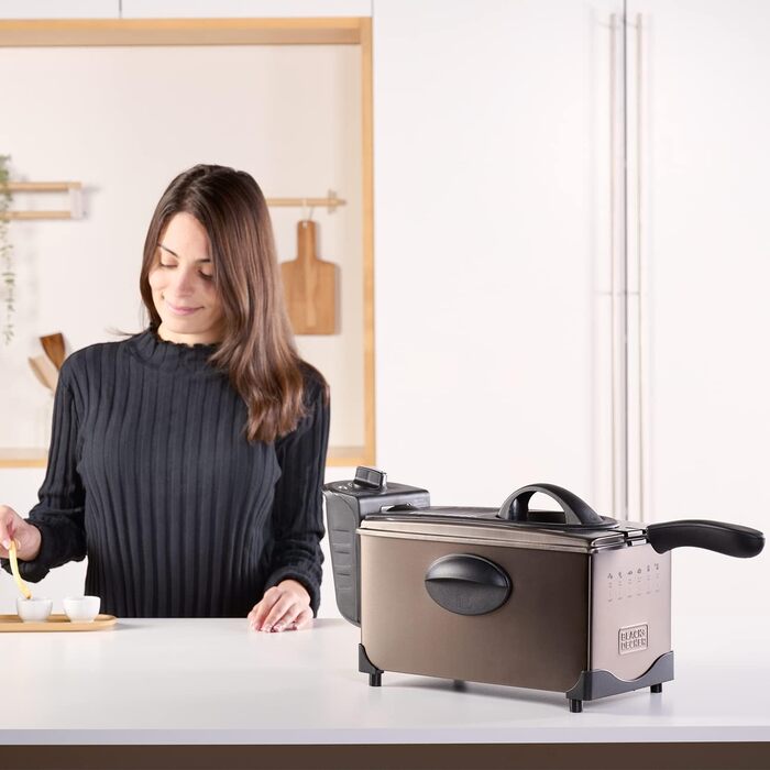 Електрична фритюрниця BLACK+DECKER BXDF2100E, 2100 Вт, 3 л, знімна чаша, нержавіюча сталь, сіра, регулювання температури, легке очищення, підходить для посудомийки