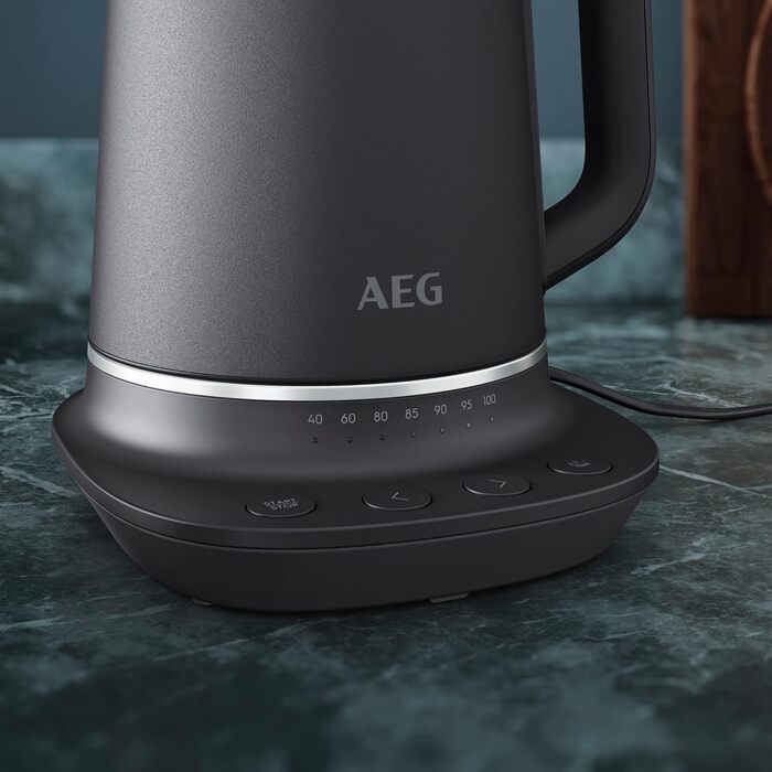 Електричний чайник AEG K7-1-6BP: 1.7 л, 7 температур, захист від накипу, LED-дисплей, сірий