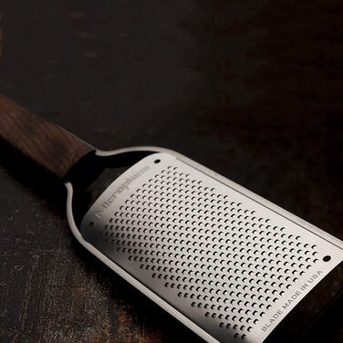 Терка Microplane Master для цитрусових, твердого сиру, імбиру, шоколаду та мускатного горіха, дрібна, з ручкою з горіхового дерева, леза з нержавіючої сталі, вироблено в США