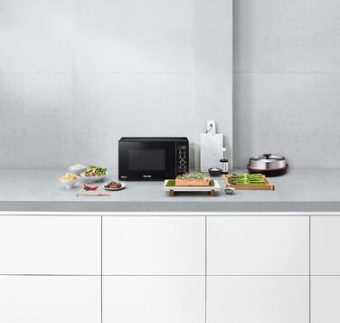 Мікрохвильова піч Panasonic NN-GD35HBGTG з грилем та функцією пароварки, 23 літри, чорний колір
