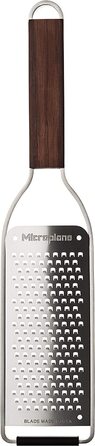 Терка Microplane Master Series з грубою нержавіючою лезом для сиру, моркви, імбиру, шоколаду і кокосу, ручка з волоського горіха, зроблено в США