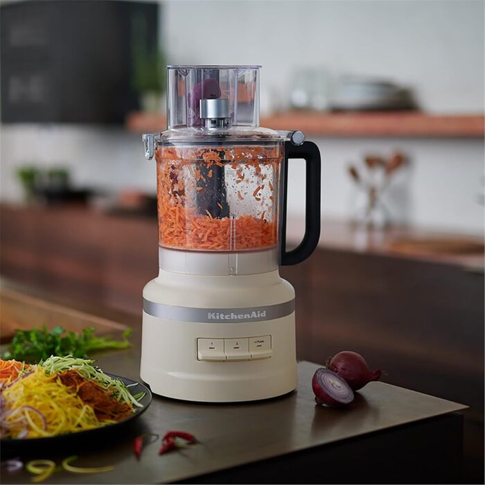 Кухонний комбайн KitchenAid 5KFP1319EAC 3.1л кремового кольору (Almond Cream) з насадками для нарізки кубиками та контейнером для зберігання, 400 Вт