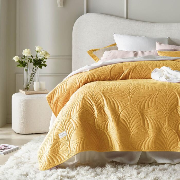 Покривало ROOM99 Feel Elegante з оксамиту, гірчичне, 240x260 см – універсальна стьобана накидка на ліжко або диван, стильне декоративне покривало для спальні та вітальні
