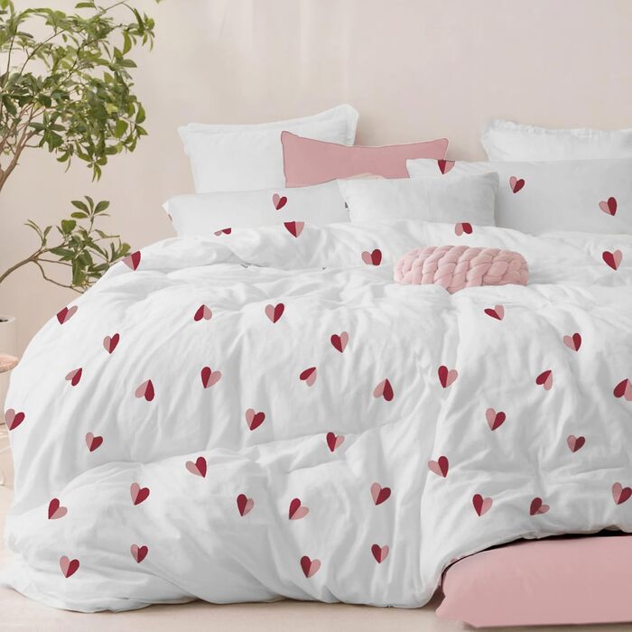 Комплект постільної білизни Dreamzie 4 предмети, 135x200 см, мікрофібра, з 2 наволочками 80x80 см, принт з рожево-червоними серцями, сертифікат Oeko-Tex