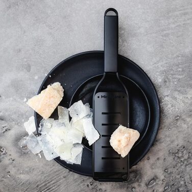 Терка кухонна Microplane Grob з нержавіючої сталі, Made in USA, для сиру, моркви, імбиру, кокосу та хріну, серія Black Sheep (чорна, велика)