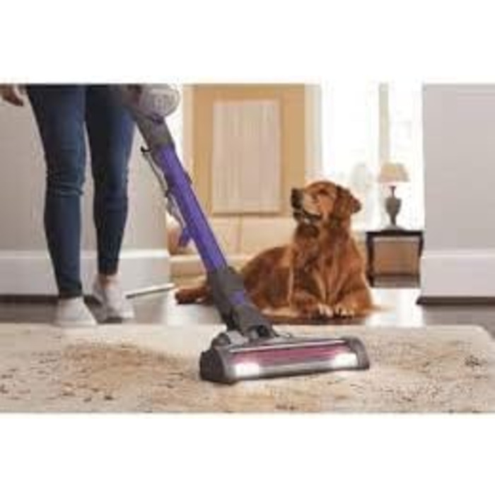 Пилосос Black+Decker 4-в-1 акумуляторний для прибирання шерсті тварин, 18В, 2.0Аг, безмішковий, ручний і вертикальний, електрощітка для шерсті, насадка для щілин, зарядний пристрій та настінне кріплення, модель BHFEV182CP 2019 року