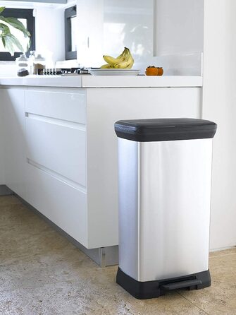 Смітник CURVER Deco Bin 50 л з кришкою та педаллю, чорний/сріблястий, металевий дизайн, пластик, для кухні