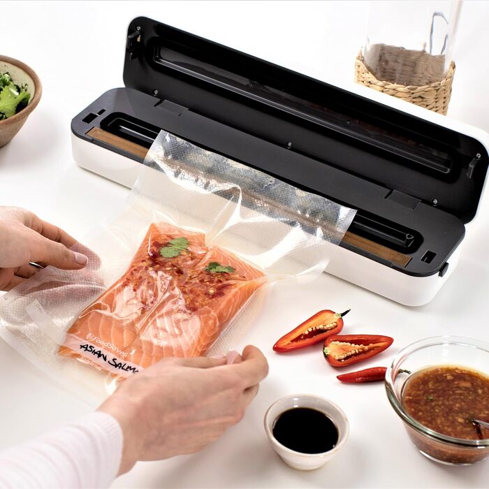 Універсальна система вакуумування продуктів FoodSaver Design Compact, ручний вакууматор, сріблястий (1 рулон, 4 вакуумні пакети, 4 зип-пакети)