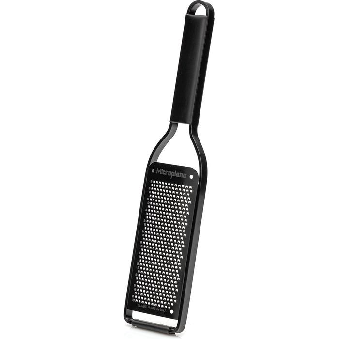 Терка кухонна Microplane Fein з нержавіючої сталі, Made in USA, для пармезану, цитрусових, часнику, чилі та твердих спецій, серія Black Sheep, чорна, тонка леза